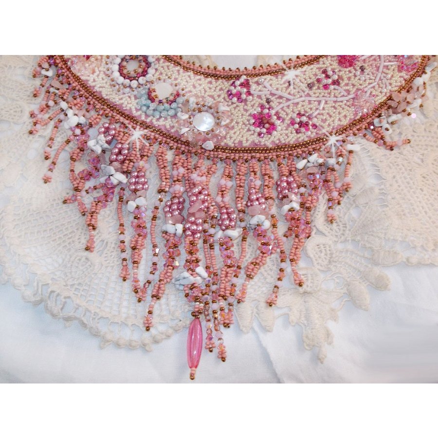 Rose Royale halsband, broderat med halvädelpärlor, Swarovskikristall och olika pärlor av Haute-Couture-kvalitet.