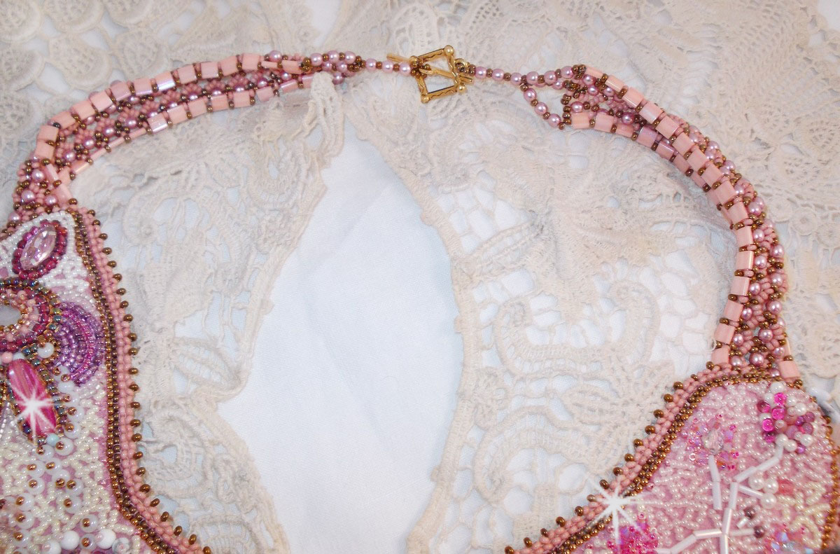 Rose Royale halsband, broderat med halvädelpärlor, Swarovskikristall och olika pärlor av Haute-Couture-kvalitet.