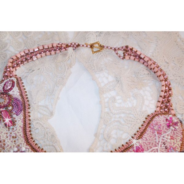 Rose Royale halsband, broderat med halvädelpärlor, Swarovskikristall och olika pärlor av Haute-Couture-kvalitet.