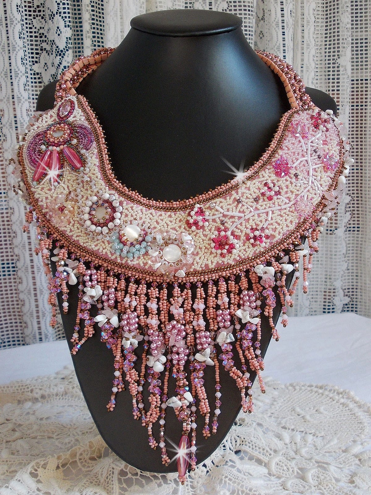 Rose Royale halsband, broderat med halv&auml;delp&auml;rlor, Swarovskikristall och olika p&auml;rlor av Haute-Couture-kvalitet.