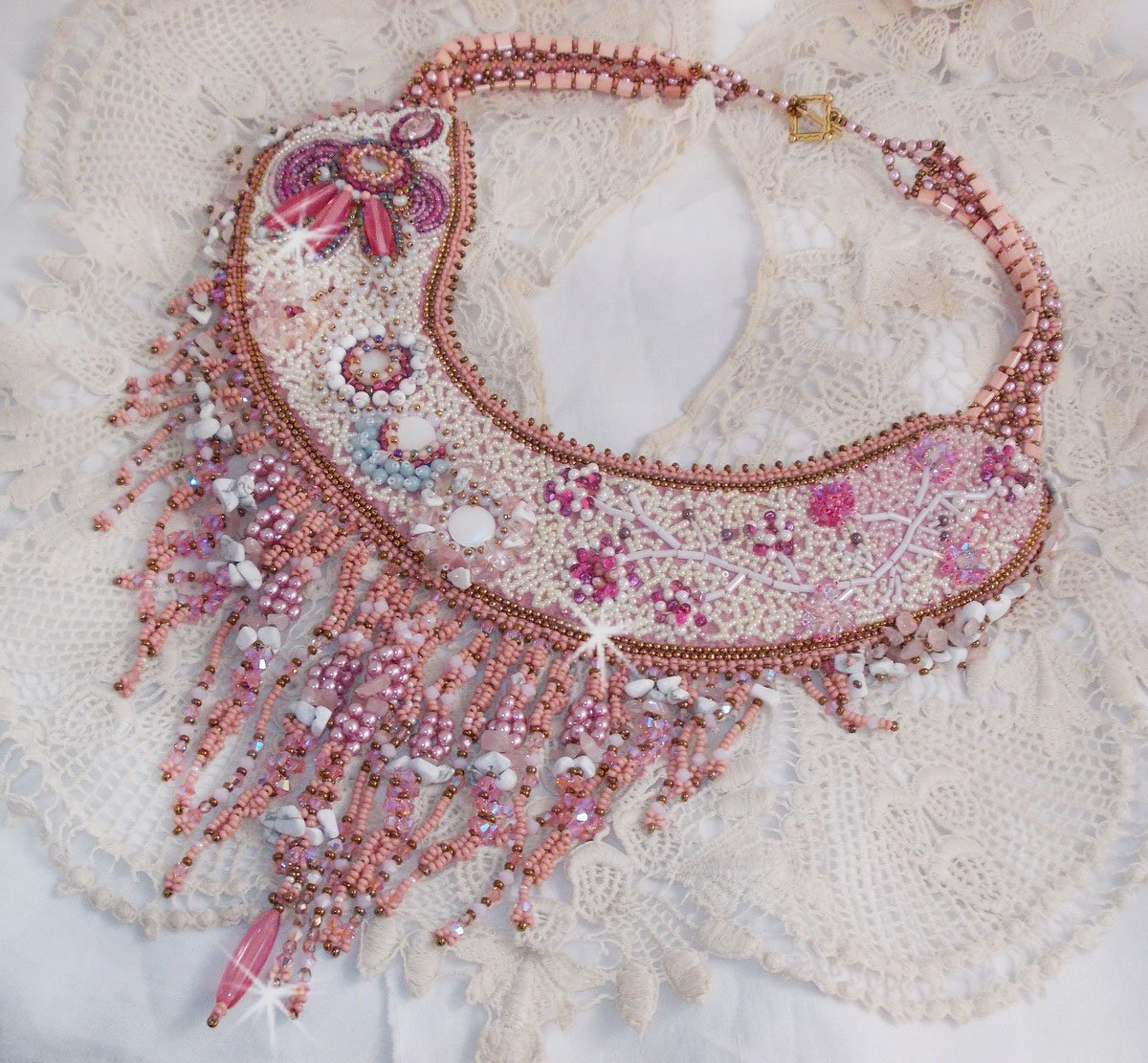Rose Royale halsband, broderat med halvädelpärlor, Swarovskikristall och olika pärlor av Haute-Couture-kvalitet.