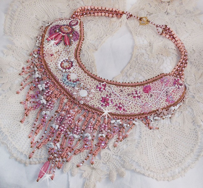 Rose Royale halsband, broderat med halv&auml;delp&auml;rlor, Swarovskikristall och olika p&auml;rlor av Haute-Couture-kvalitet.
