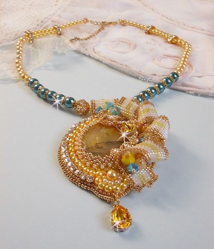 Haute-Couture Sunflower Gold-hänge broderat med 24 karat guldpläterade fröpärlor, en Madagaskar-opal och Swarovski-kristaller.