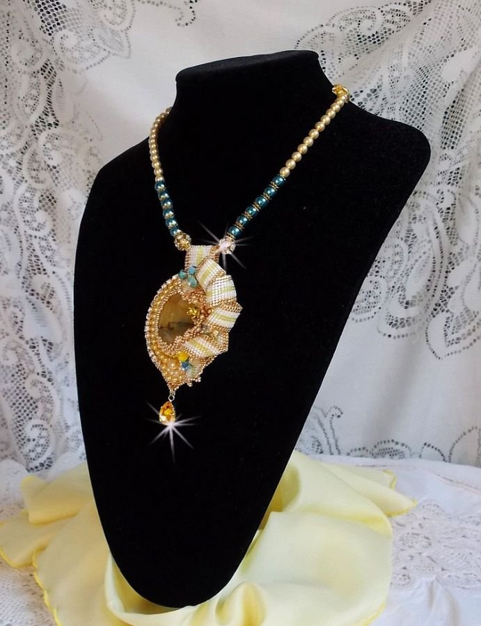 Haute-Couture Sunflower Gold-hänge broderat med 24 karat guldpläterade fröpärlor, en Madagaskar-opal och Swarovski-kristaller.