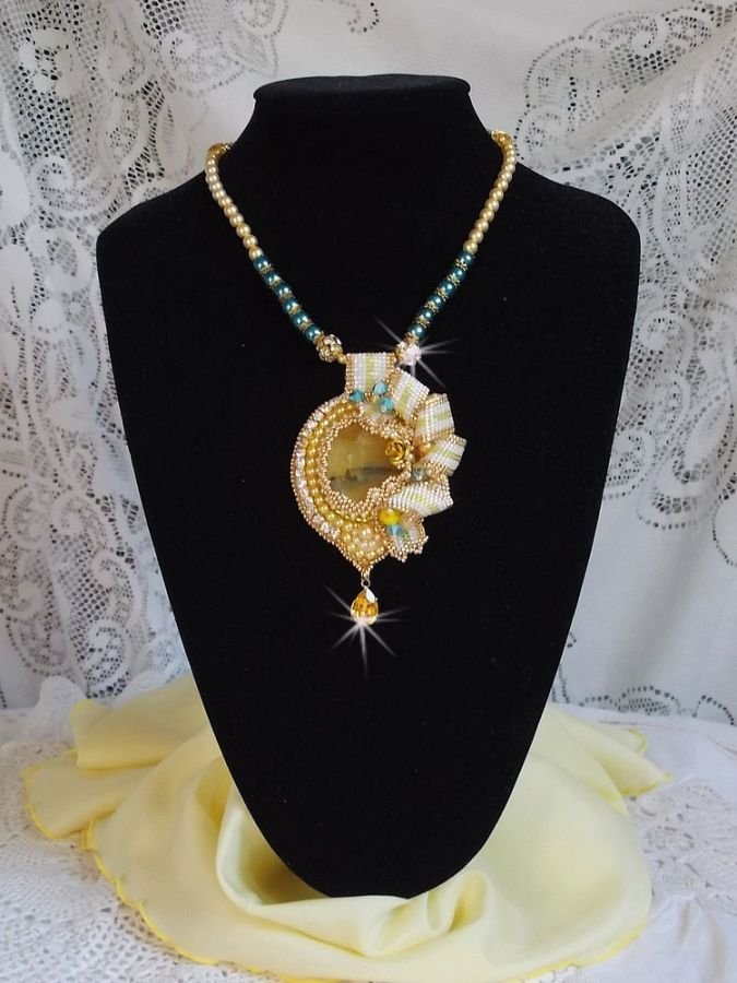 Haute-Couture Sunflower Gold-hänge broderat med 24 karat guldpläterade fröpärlor, en Madagaskar-opal och Swarovski-kristaller.