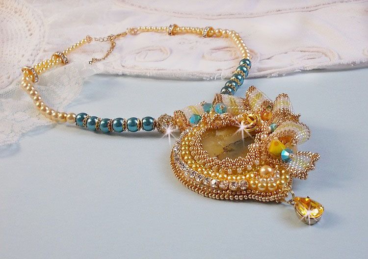 Haute-Couture Sunflower Gold-hänge broderat med 24 karat guldpläterade fröpärlor, en Madagaskar-opal och Swarovski-kristaller.