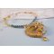 Haute-Couture Sunflower Gold-hänge broderat med 24 karat guldpläterade fröpärlor, en Madagaskar-opal och Swarovski-kristaller.
