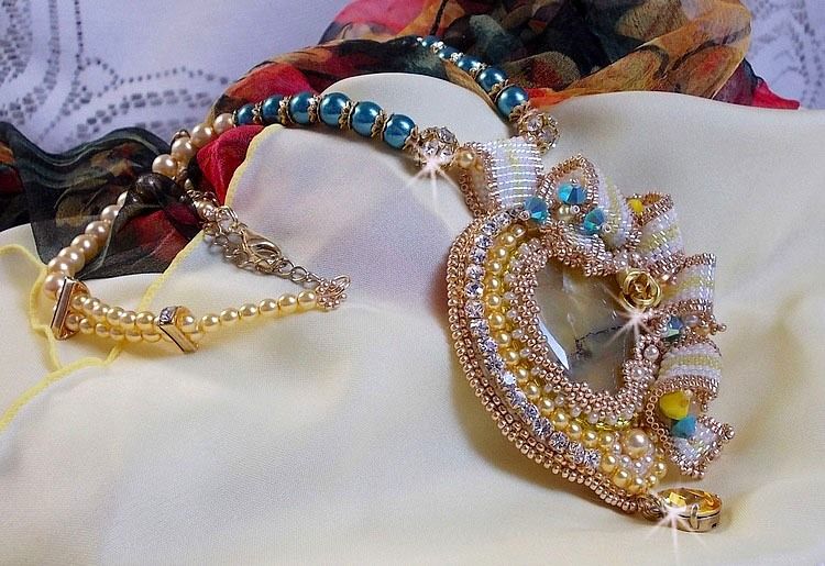 Haute-Couture Sunflower Gold-hänge broderat med 24 karat guldpläterade fröpärlor, en Madagaskar-opal och Swarovski-kristaller.