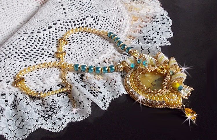 Haute-Couture Sunflower Gold-hänge broderat med 24 karat guldpläterade fröpärlor, en Madagaskar-opal och Swarovski-kristaller.