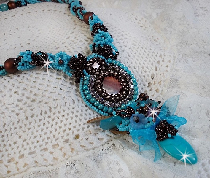Haute-Couture Turkos halsband broderat med Swarovski-kristaller och halv&auml;delstenar