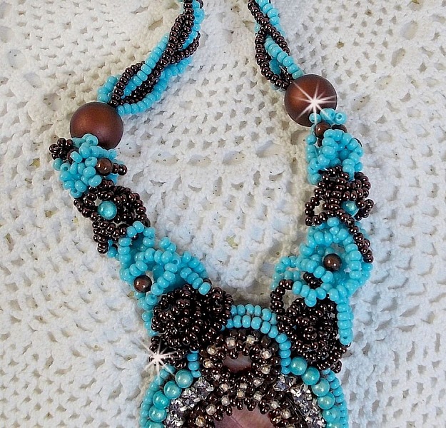 Haute-Couture Turkos halsband broderat med Swarovski-kristaller och halv&auml;delstenar