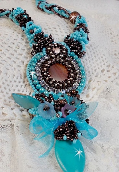 Haute-Couture Turkos halsband broderat med Swarovski-kristaller och halv&auml;delstenar
