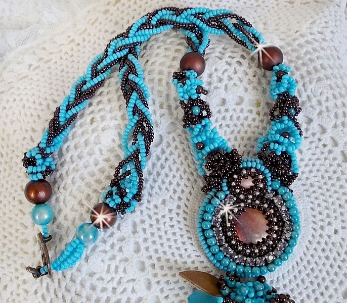 Haute-Couture Turkos halsband broderat med Swarovski-kristaller och halv&auml;delstenar