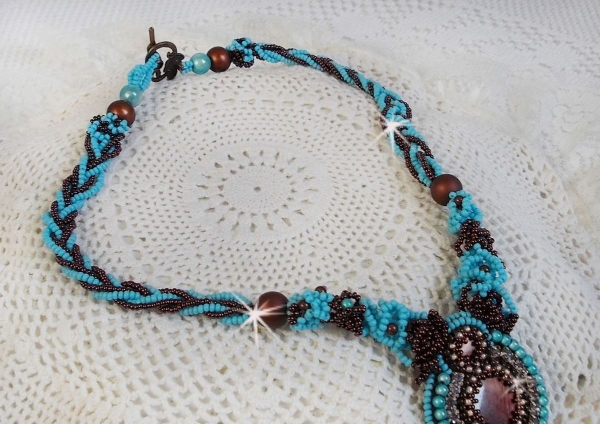 Haute-Couture Turkos halsband broderat med Swarovski-kristaller och halvädelstenar