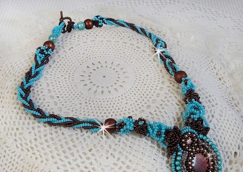 Haute-Couture Turkos halsband broderat med Swarovski-kristaller och halv&auml;delstenar