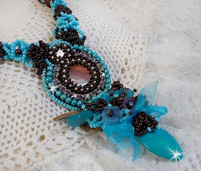 Haute-Couture Turkos halsband broderat med Swarovski-kristaller och halv&auml;delstenar