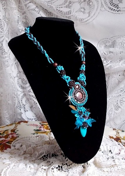 Haute-Couture Turkos halsband broderat med Swarovski-kristaller och halv&auml;delstenar