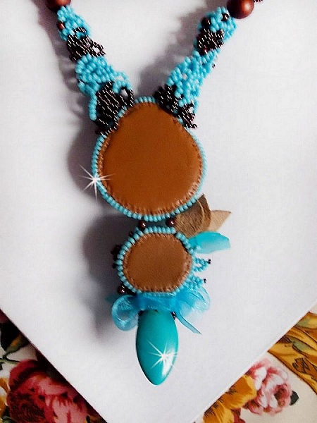 Haute-Couture Turkos halsband broderat med Swarovski-kristaller och halv&auml;delstenar