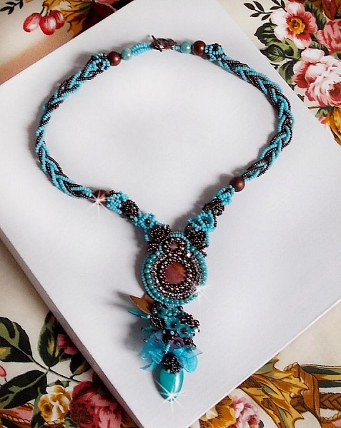 Haute-Couture Turkos halsband broderat med Swarovski-kristaller och halv&auml;delstenar