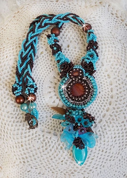 Haute-Couture Turkos halsband broderat med Swarovski-kristaller och halv&auml;delstenar