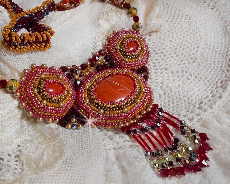 Red Jasper halsband med halv&auml;delstenar Red Jasper med Swarovski-kristaller, cloisonnep&auml;rlor, Muranos och fr&ouml;p&auml;rlor