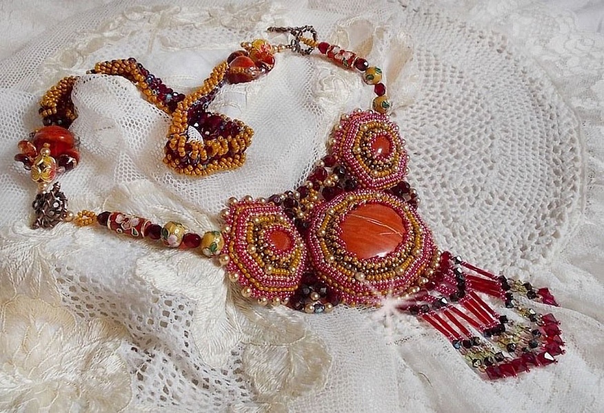 Red Jasper halsband med halv&auml;delstenar Red Jasper med Swarovski-kristaller, cloisonnep&auml;rlor, Muranos och fr&ouml;p&auml;rlor