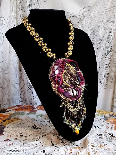 Collier Laetitia Forever brod&eacute;e avec un ruban de soie Bordeaux/Marron et Purple, un disque en nacre, des perles rondes nacr&eacute;es, des gouttes et des rocailles