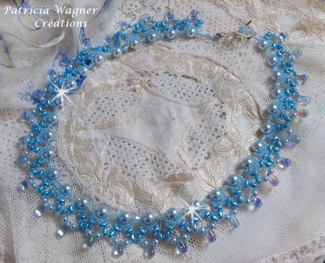 Light Azur halsband med Swarovski kristallpärlor och glasdroppar