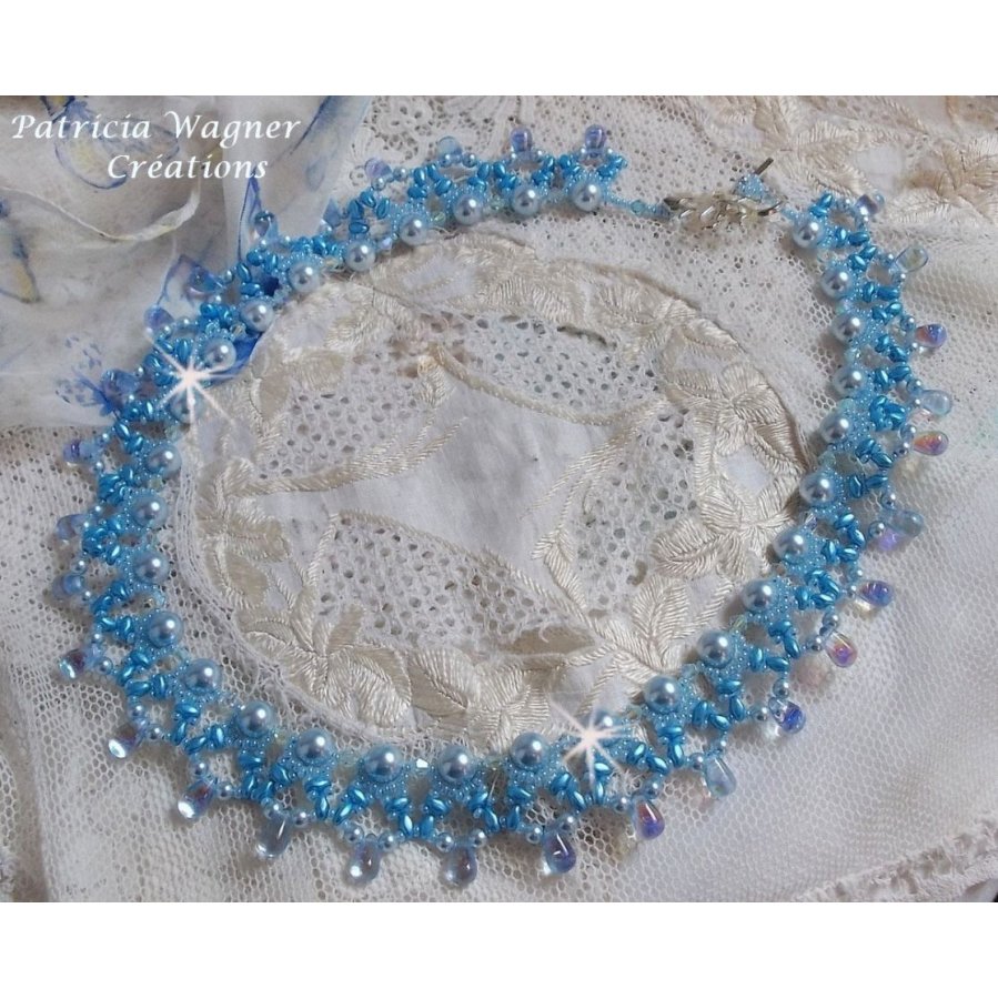 Light Azur halsband med Swarovski kristallpärlor och glasdroppar