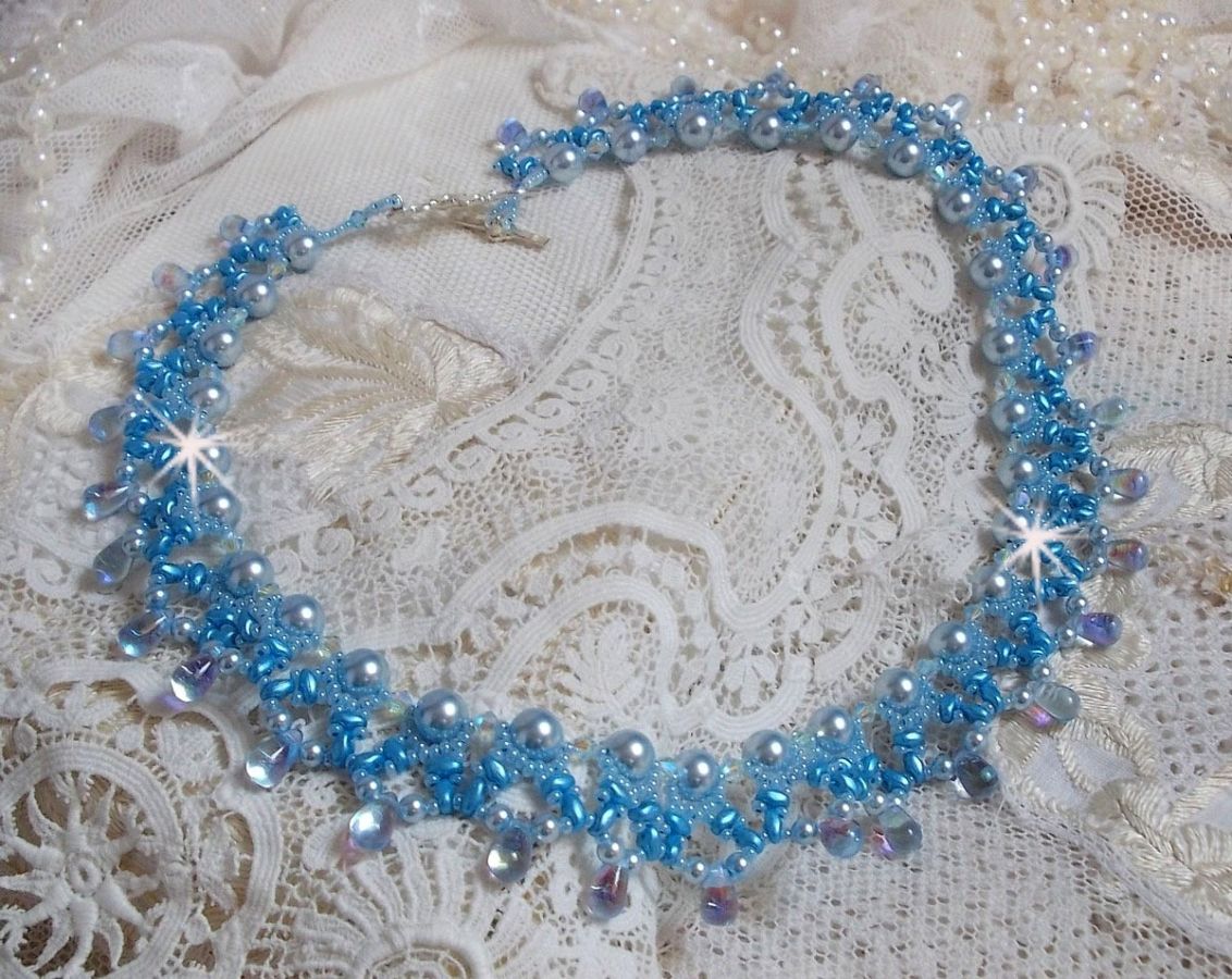 Light Azur halsband med Swarovski kristallpärlor och glasdroppar