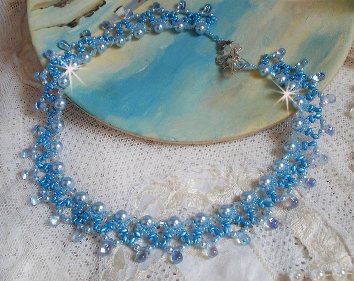 Light Azur halsband med Swarovski kristallpärlor och glasdroppar