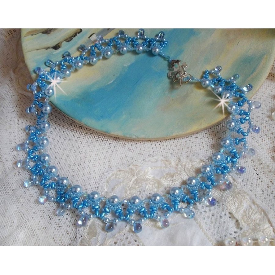 Light Azur halsband med Swarovski kristallpärlor och glasdroppar
