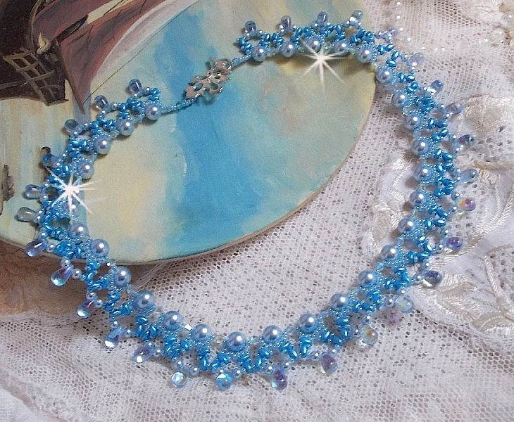 Collier bleu en perles nacrées Swarovski et gouttes verre.
