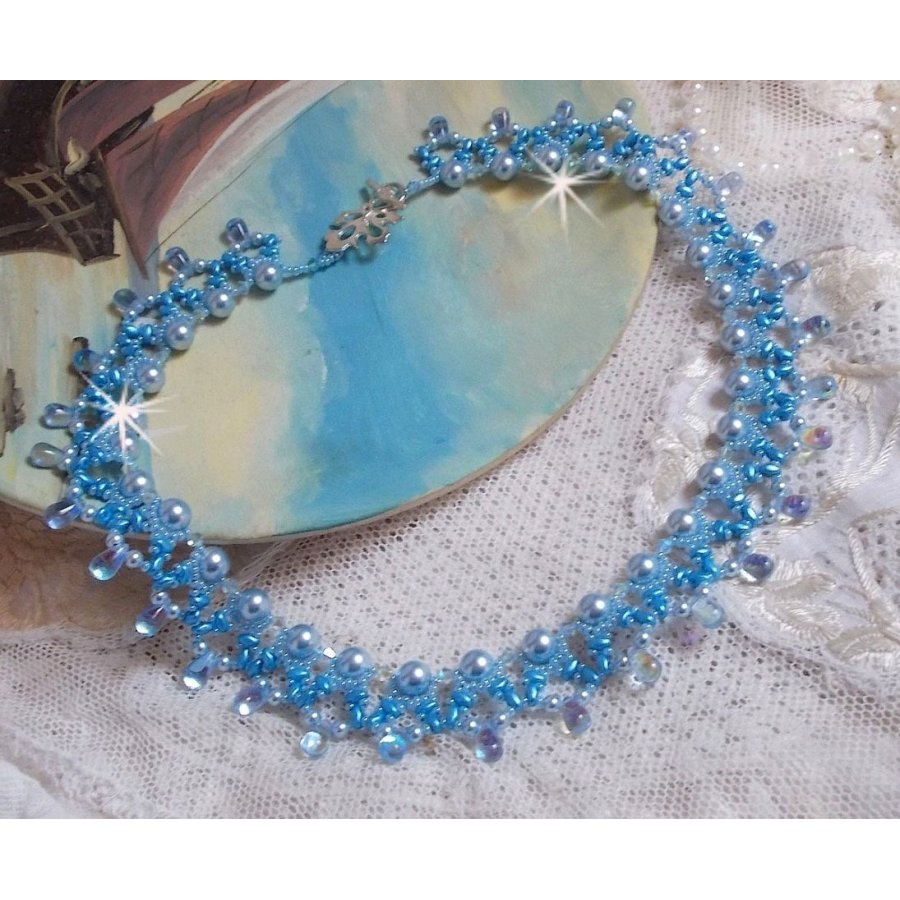 Light Azur halsband med Swarovski kristallpärlor och glasdroppar
