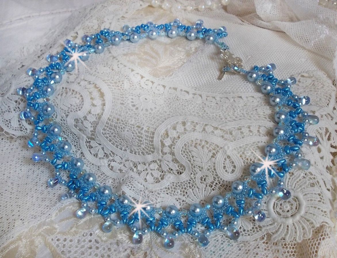 Light Azur halsband med Swarovski kristallpärlor och glasdroppar