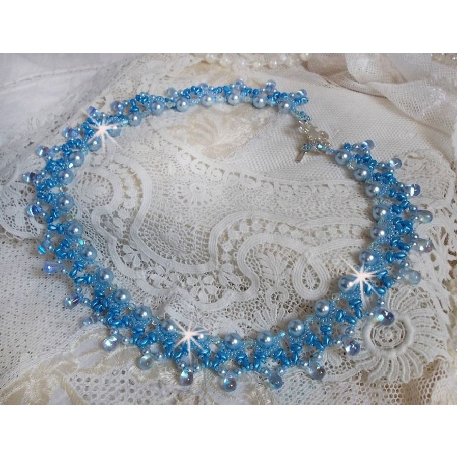 Light Azur halsband med Swarovski kristallpärlor och glasdroppar