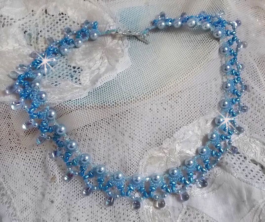 Light Azur halsband med Swarovski kristallpärlor och glasdroppar