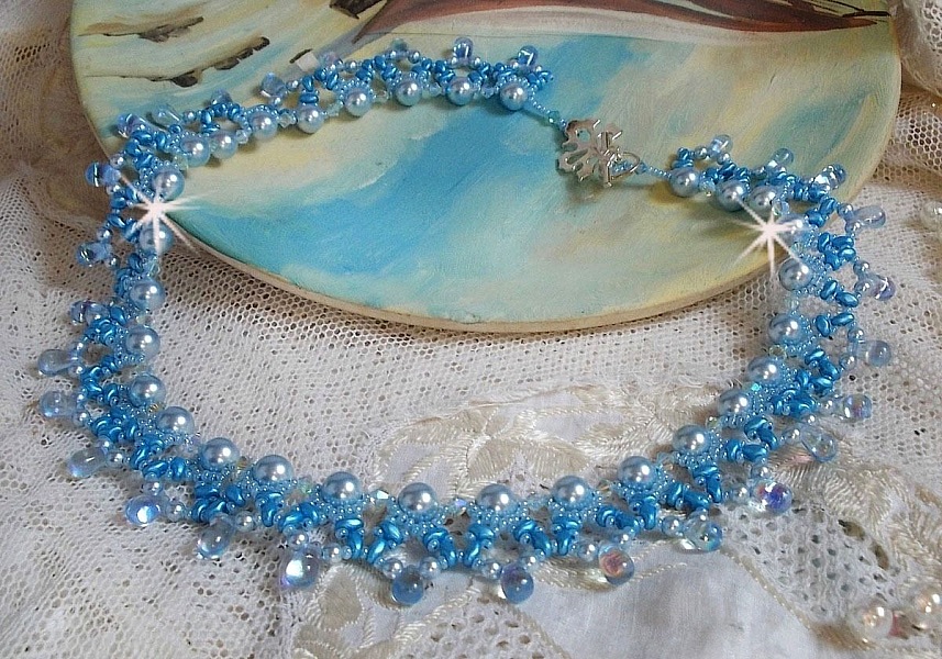Collier bleu en perles Swarovski et gouttes de verre.