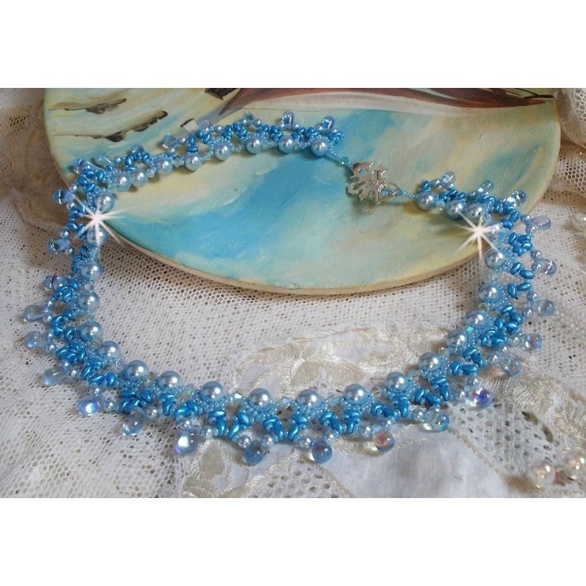 Light Azur halsband med Swarovski kristallpärlor och glasdroppar