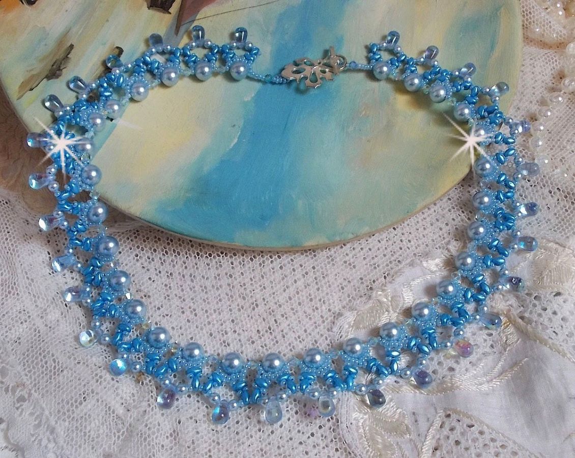 Light Azur halsband med Swarovski kristallpärlor och glasdroppar