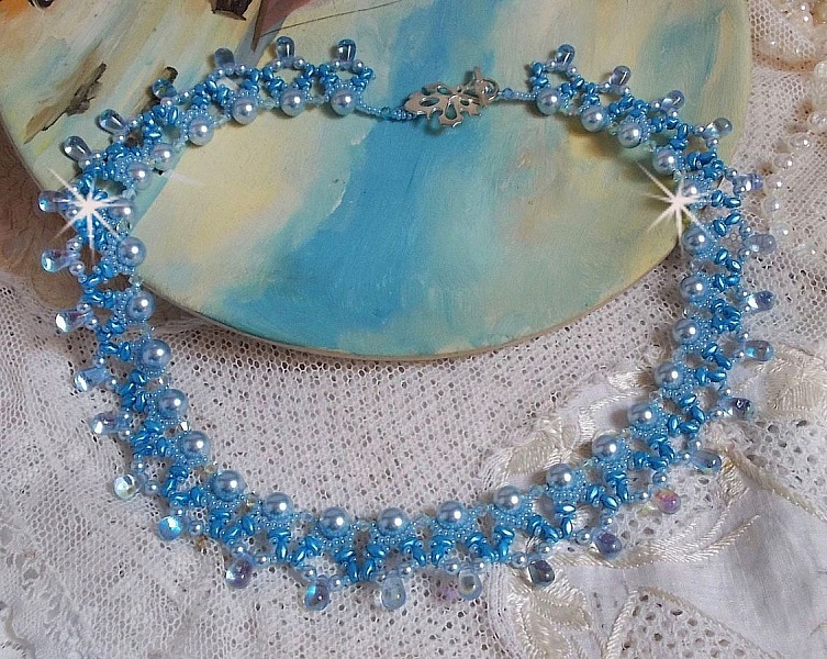 Collier bleu azur en perles nacrées et gouttes de cristal.