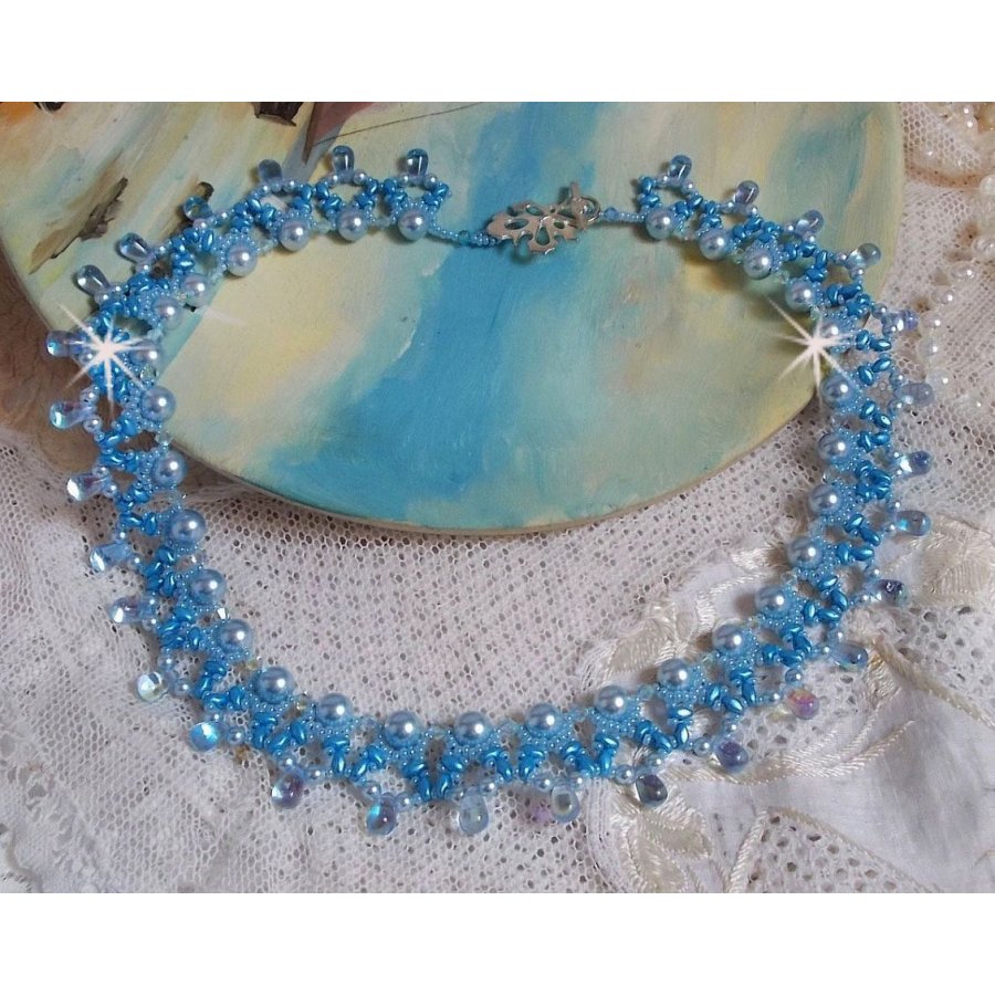 Light Azur halsband med Swarovski kristallpärlor och glasdroppar