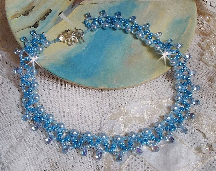 Collier bleu en perles Swarovski et gouttes de verre.