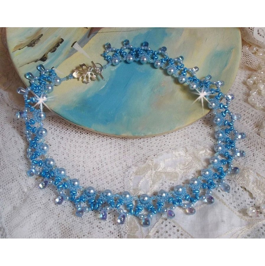 Light Azur halsband med Swarovski kristallpärlor och glasdroppar