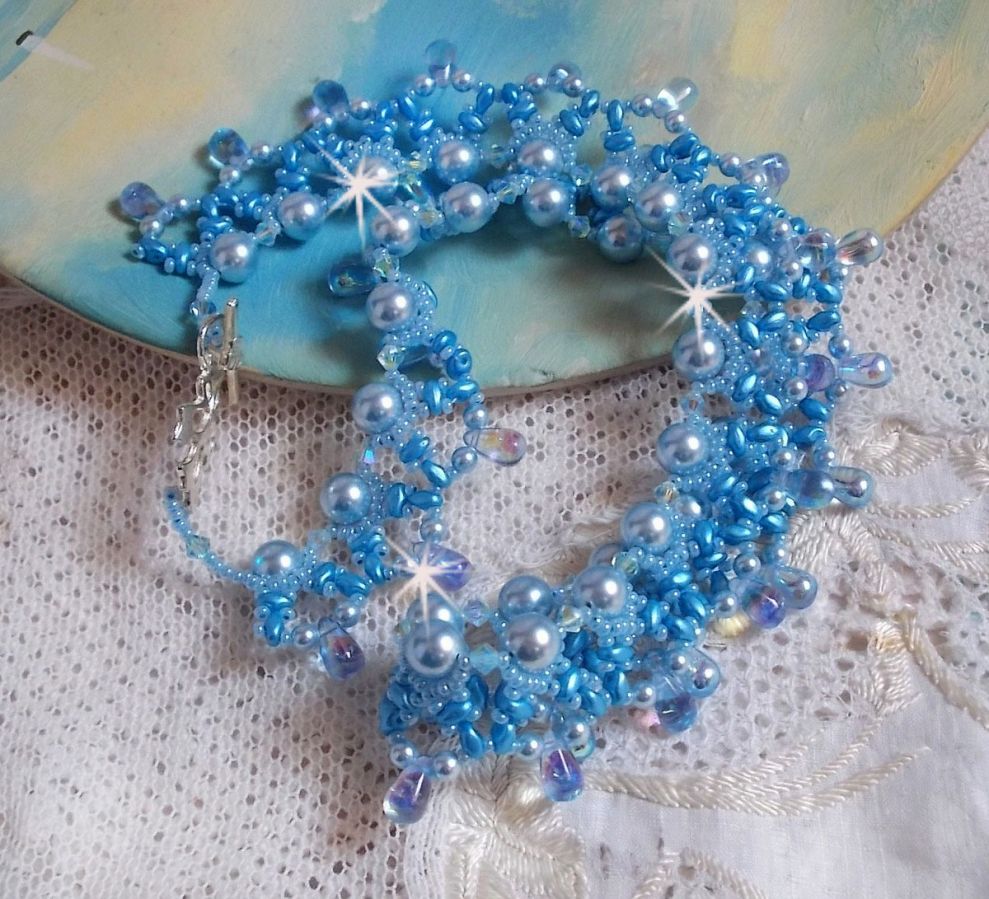 Light Azur halsband med Swarovski kristallpärlor och glasdroppar
