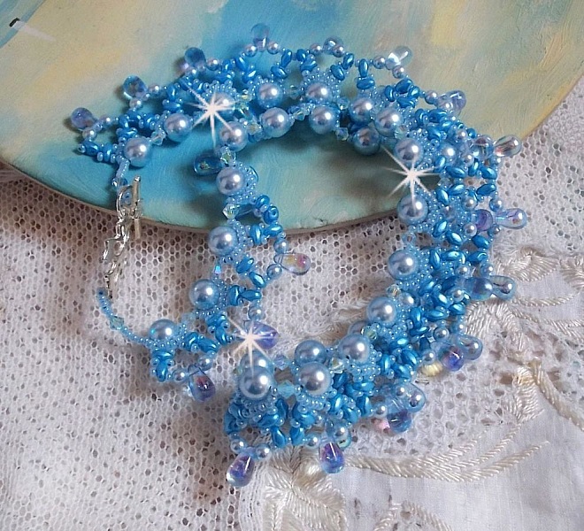 Collier bleu en perles nacrées Swarovski et gouttes verre.