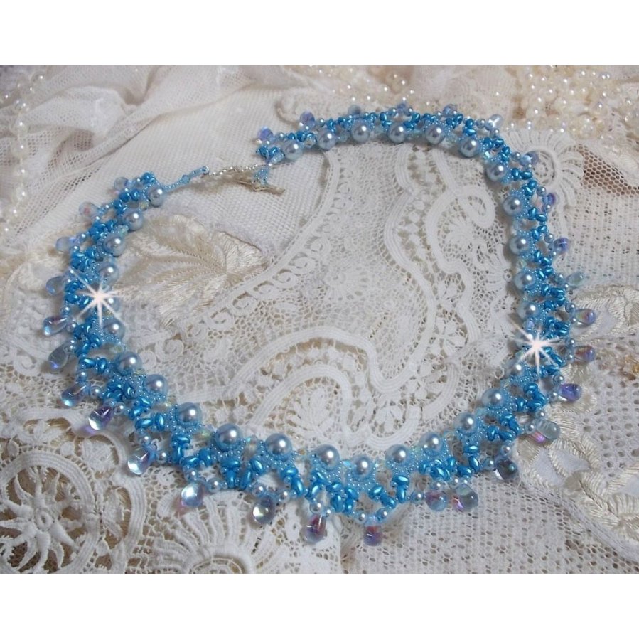 Light Azur halsband med Swarovski kristallpärlor och glasdroppar