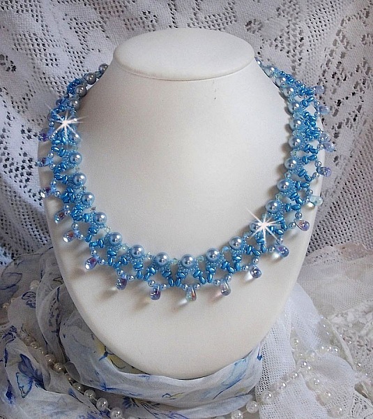 Collier bleu en perles nacrées Swarovski et gouttes cristal.