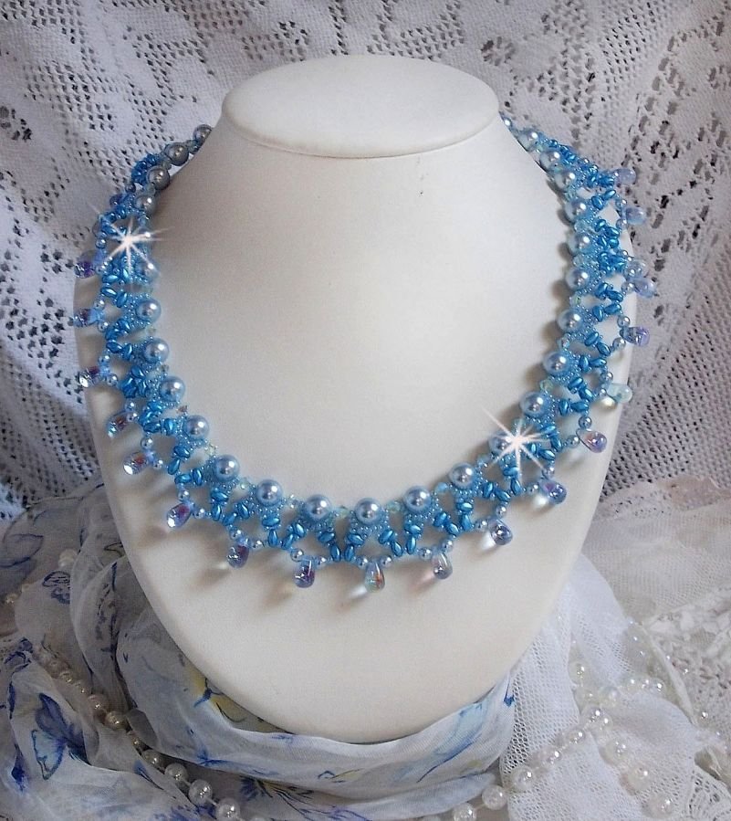 Light Azur halsband med Swarovski kristallpärlor och glasdroppar