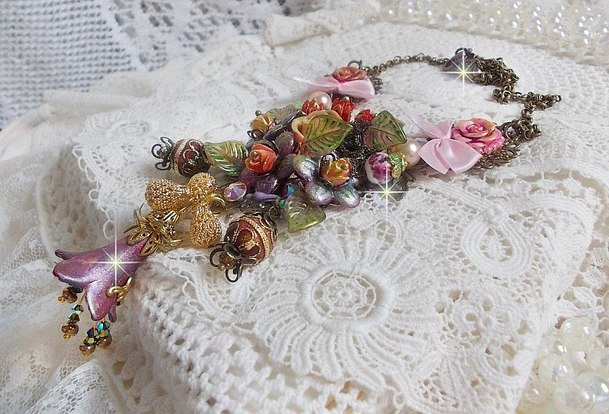 Collier Lis&egrave;re de For&ecirc;t Fleurie mi-long, c&eacute;ramique, cristaux, fleurs, perles, breloques, accessoires Laiton et m&eacute;tal, une belle for&ecirc;t !	